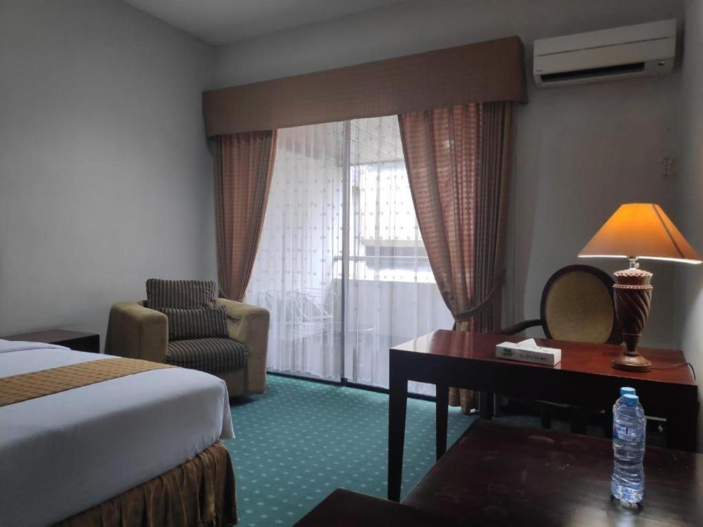 New Grand Park Hotel Surabaya Bagian luar foto