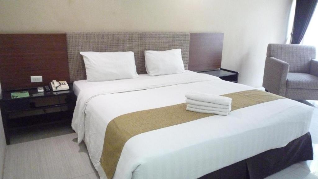 New Grand Park Hotel Surabaya Bagian luar foto
