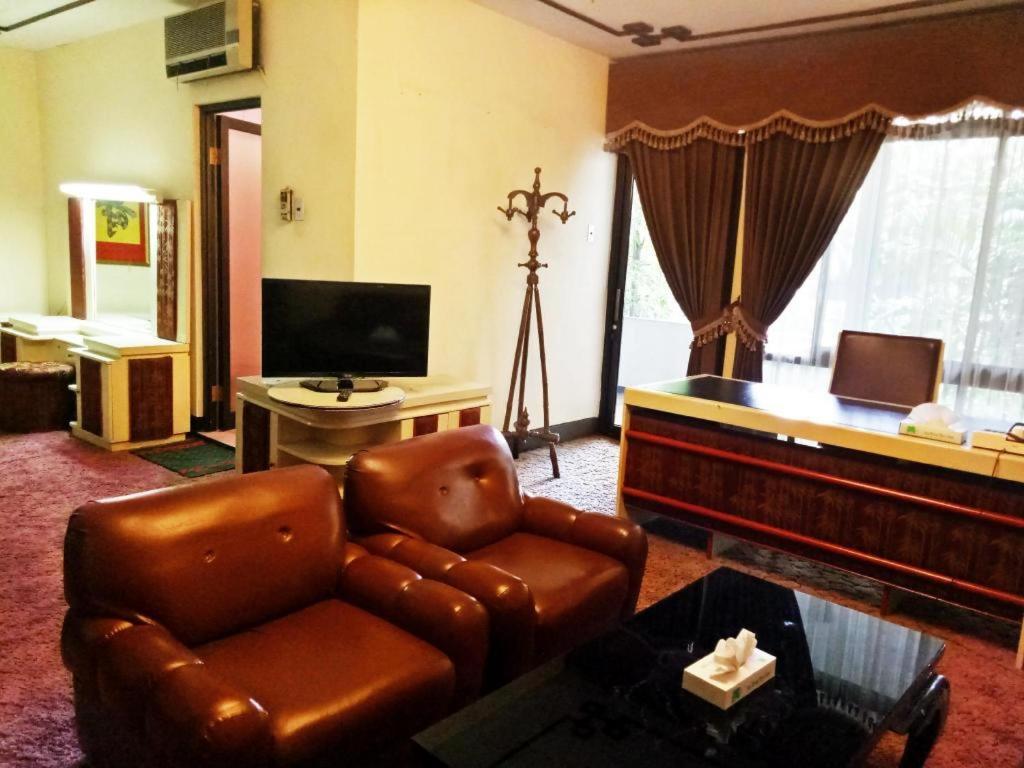 New Grand Park Hotel Surabaya Bagian luar foto
