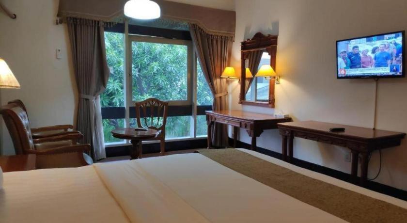 New Grand Park Hotel Surabaya Bagian luar foto