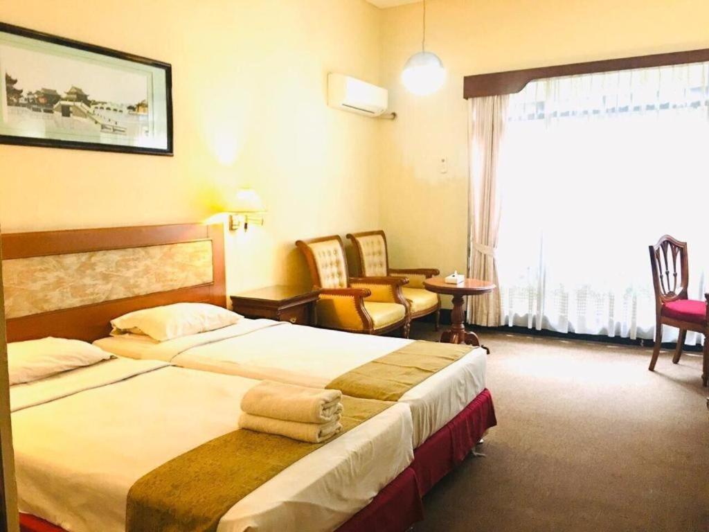 New Grand Park Hotel Surabaya Bagian luar foto