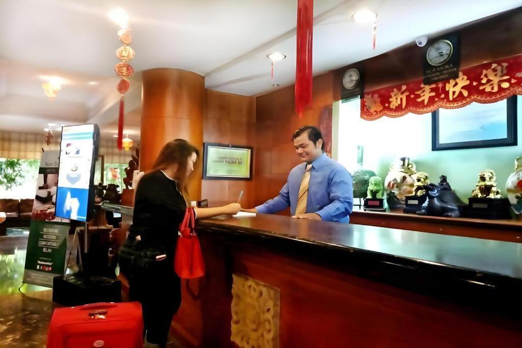 New Grand Park Hotel Surabaya Bagian luar foto