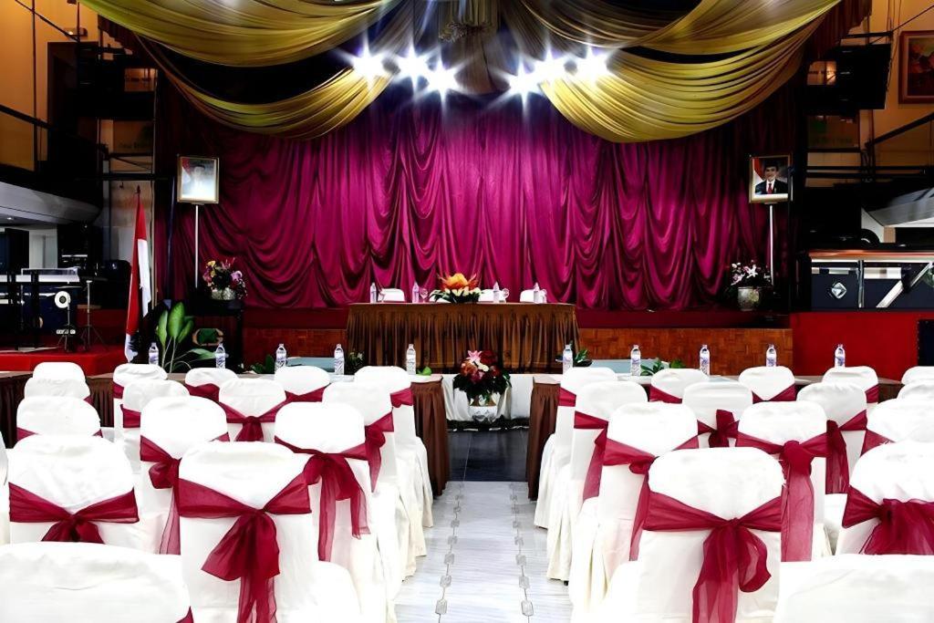 New Grand Park Hotel Surabaya Bagian luar foto